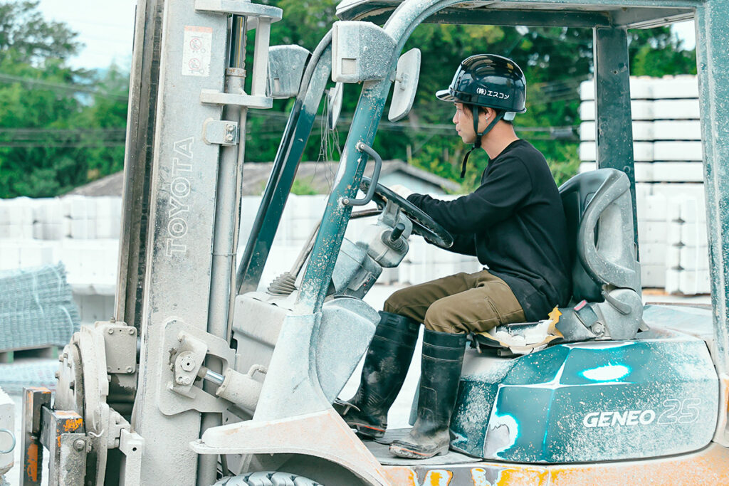 建設機械を運転する作業員