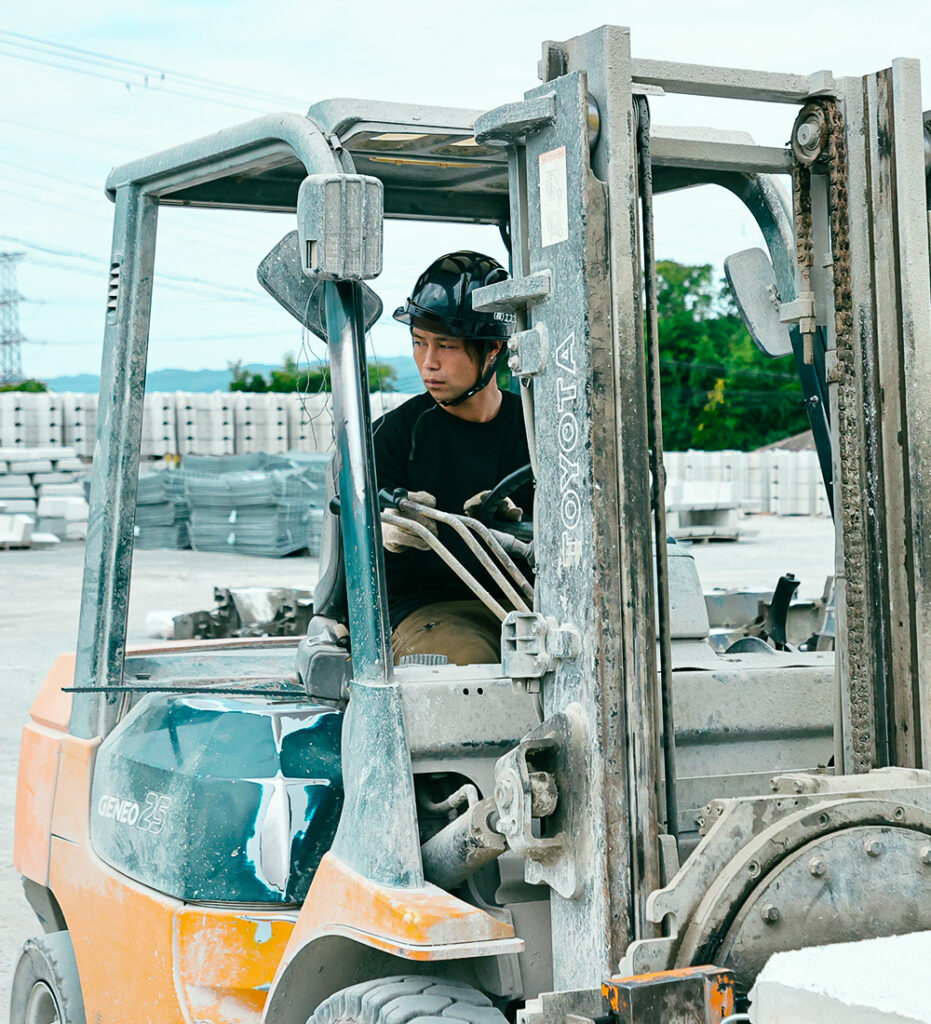 ホイールローダーを運転する作業員